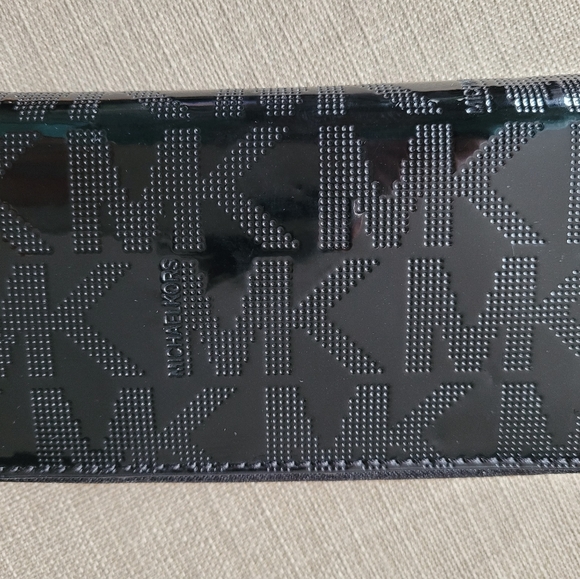 Micheal Kors Wallet - Picture 2 of 8